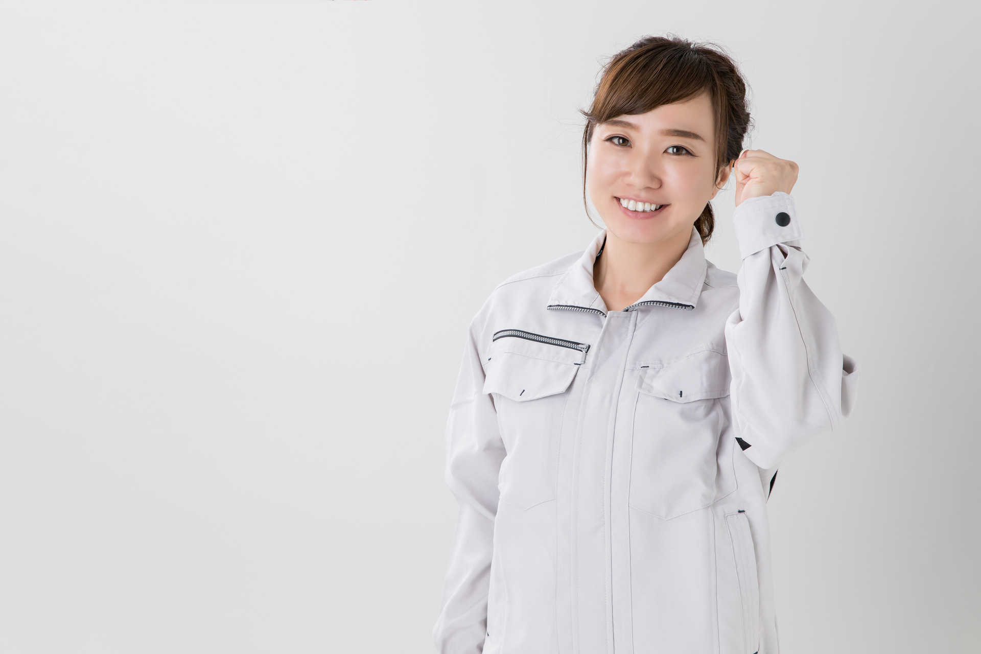 外壁塗装をする作業員